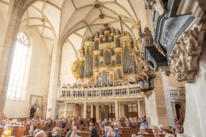 Ein singender Chor vor der Ladegastorgel